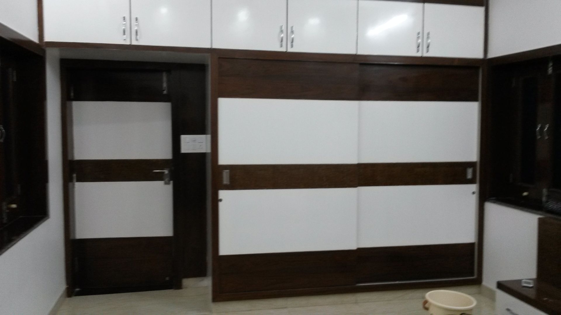 LALIT KUMAR FULWANI, MAA ARCHITECTS & INTERIOR DESIGNERS MAA ARCHITECTS & INTERIOR DESIGNERS Bedroom Wardrobes & closets