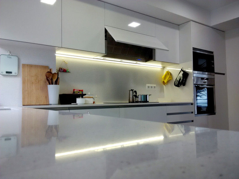 Cocina moderna, espaciosa y luminosa con zona office, femcuines femcuines مطبخ