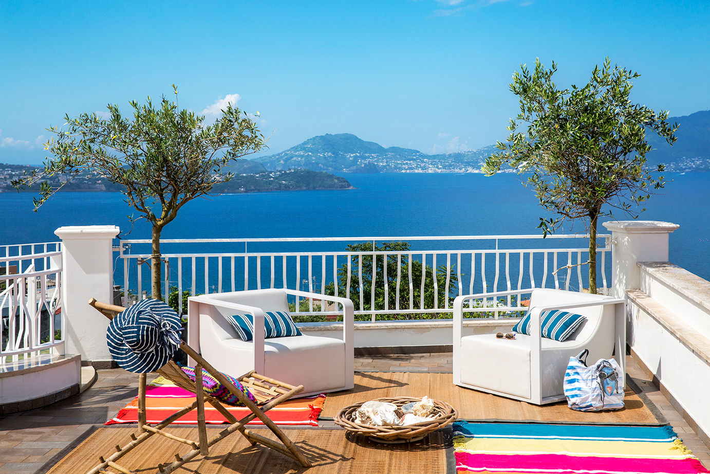 terrazza sul mare PDV studio di progettazione Balcone, Veranda & Terrazza in stile mediterraneo Cielo,Acqua,Proprietà,Edificio,Mobilia,Blu,Azzurro,Montagna,Di legno,Recinzione