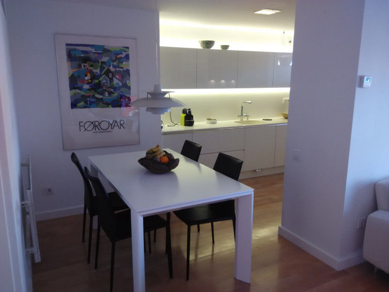 Una cocina con estilo abierta al comedor con zona office, femcuines femcuines Modern kitchen