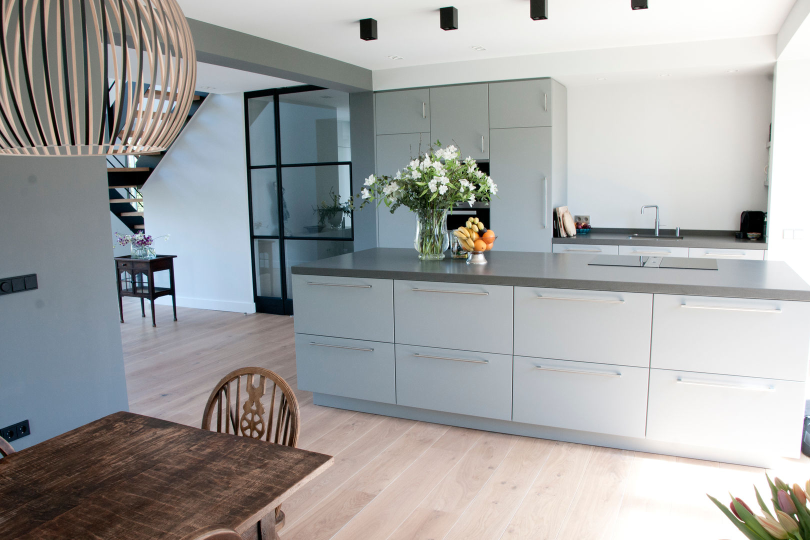 Prachtig licht woonhuis in combinatie met een houten vloer van ZILVA, Zilva Vloeren Zilva Vloeren Modern style kitchen