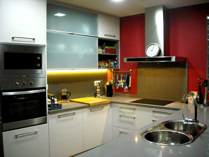 Cocina personalizada abierta al salón, femcuines femcuines Modern style kitchen