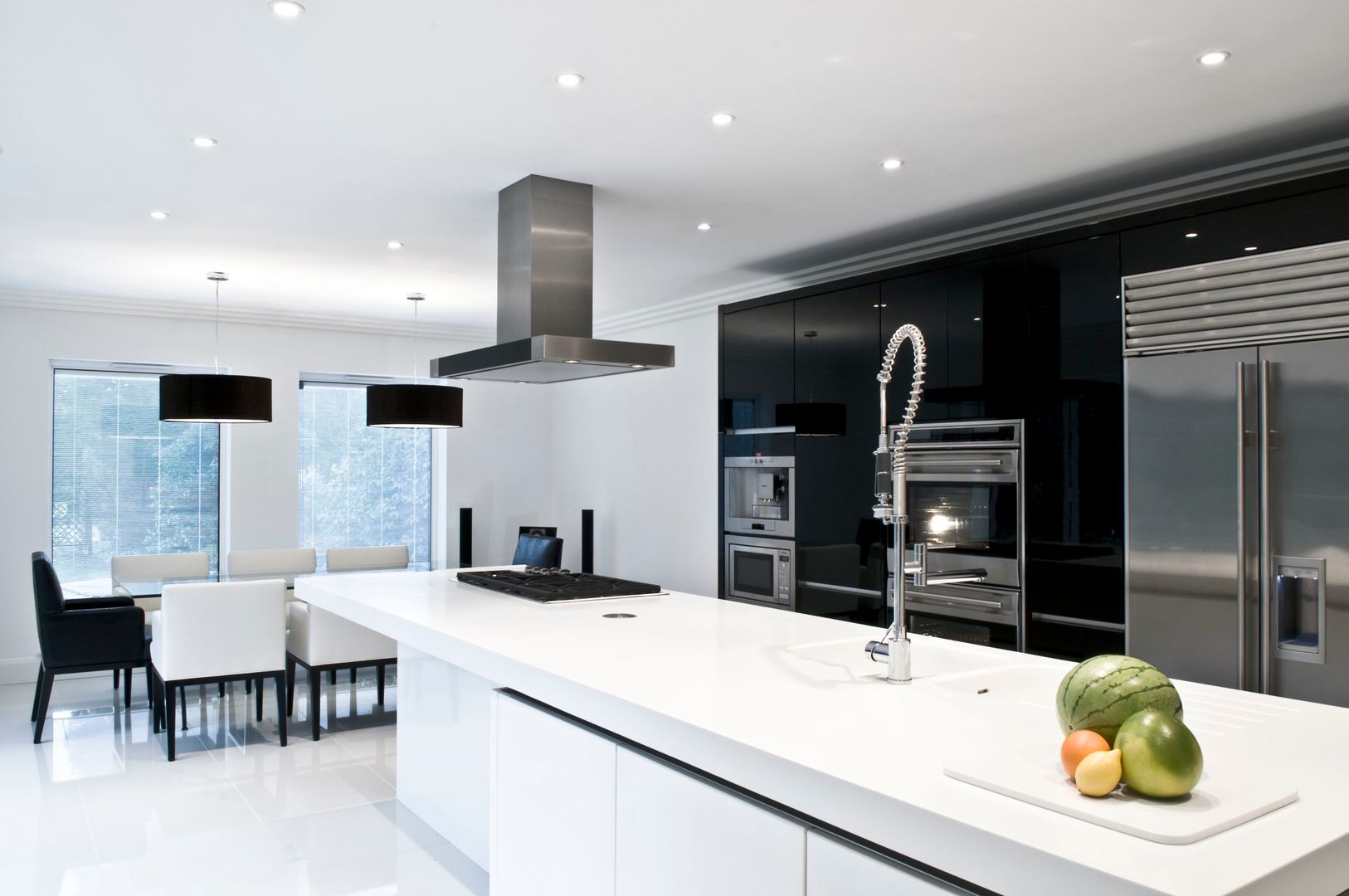 Black & White Gloss Kitchen homify Modern kitchen