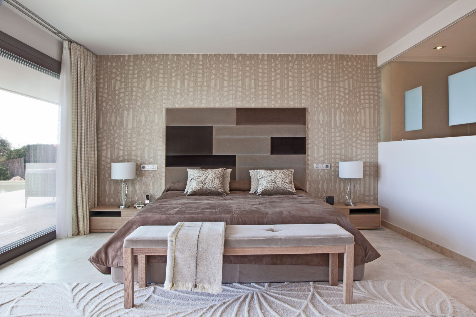 Дом в Сагаро, Испания. Спальная комната. IND Archdesign. IND Archdesign Спальня в средиземноморском стиле