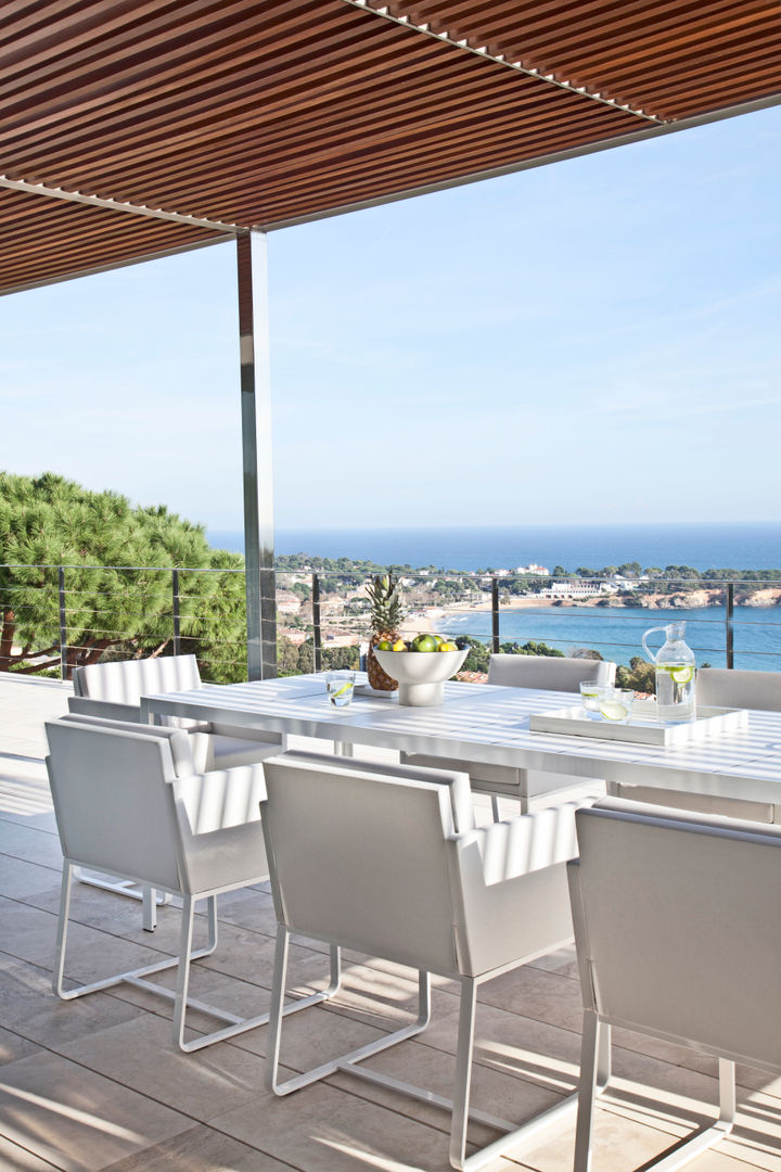 Дом в Сагаро, Испания, IND Archdesign IND Archdesign Balcones y terrazas de estilo mediterráneo