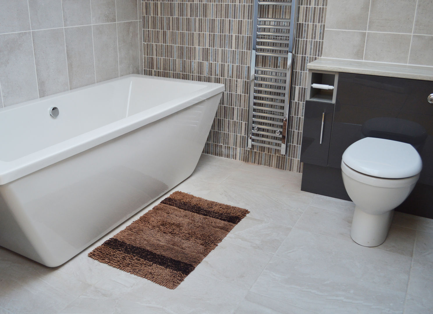 Coral Grey Mosaic Bathroom Feature Target Tiles Casas de banho modernas