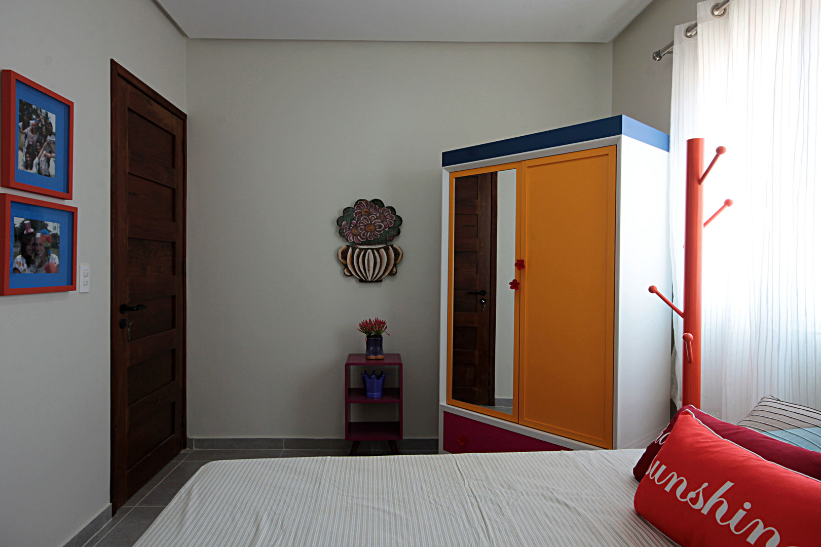 Bangalô 3 irmãos - Praia de Tamandaré/PE, Celia Beatriz Arquitetura Celia Beatriz Arquitetura Tropical style bedroom Wardrobes & closets