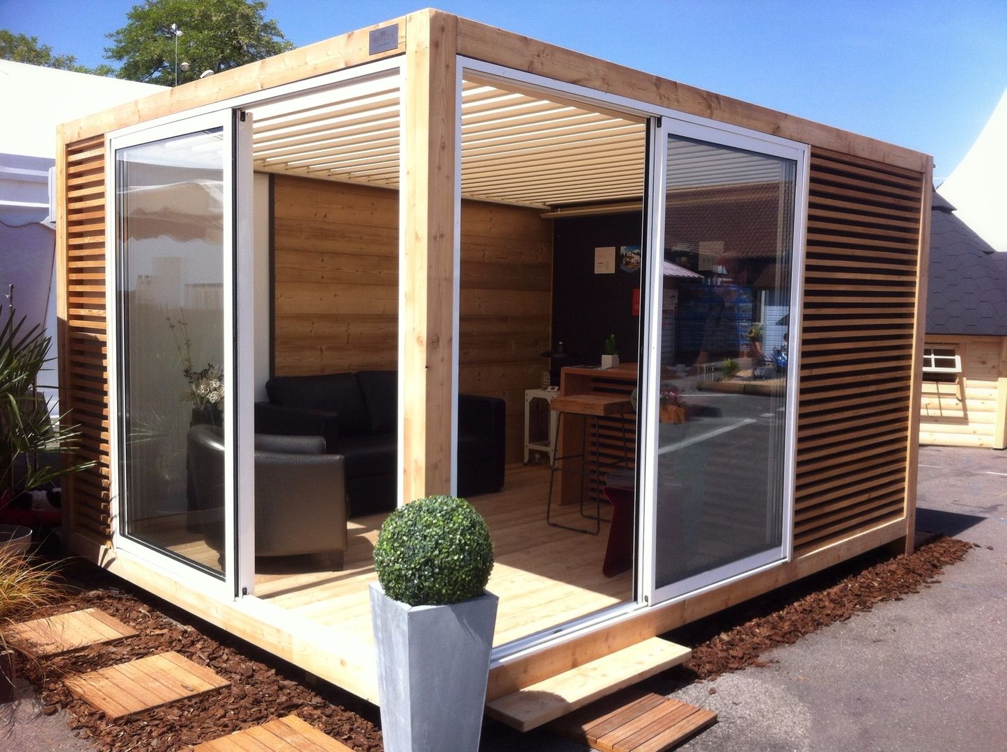 homify Modern garden Greenhouses & pavilions