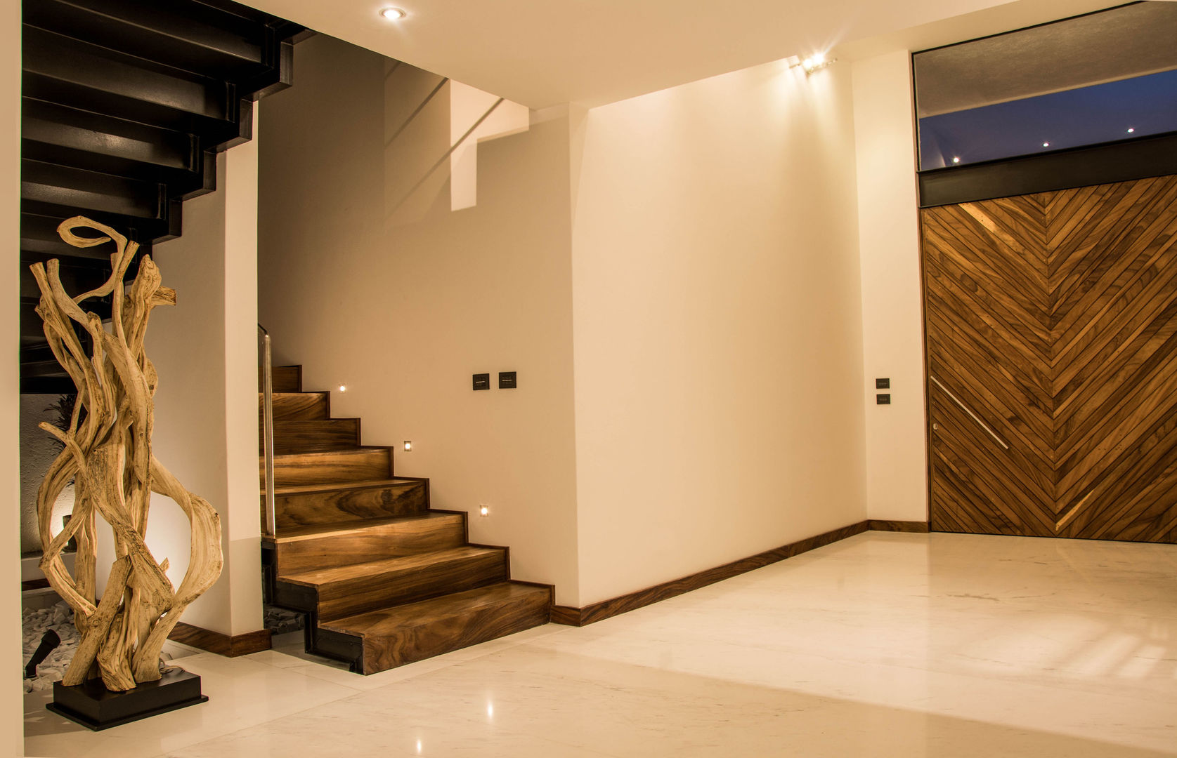 Casa J&J, [TT ARQUITECTOS] [TT ARQUITECTOS] Modern corridor, hallway & stairs