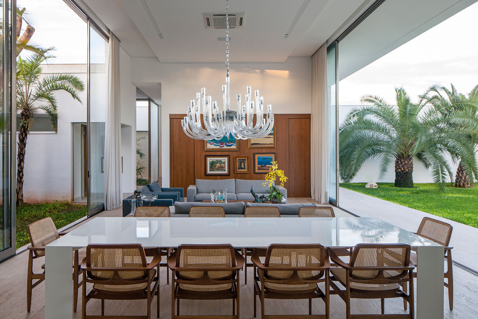 TB House, Aguirre Arquitetura Aguirre Arquitetura Minimalist dining room