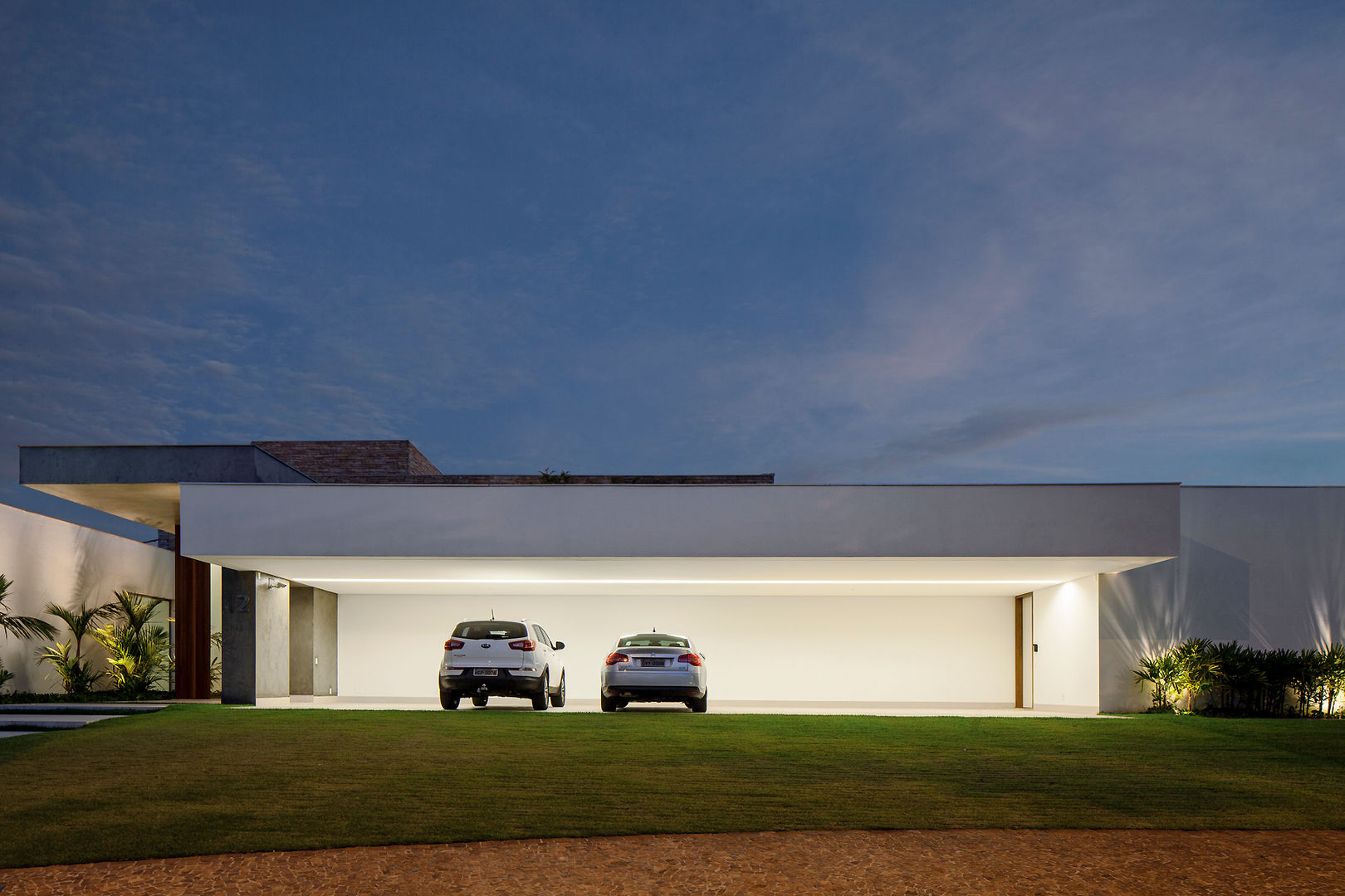 TB House, Aguirre Arquitetura Aguirre Arquitetura Minimalist garage/shed