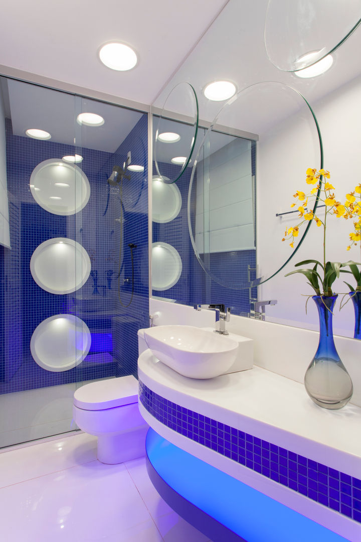 homify Modern bathroom