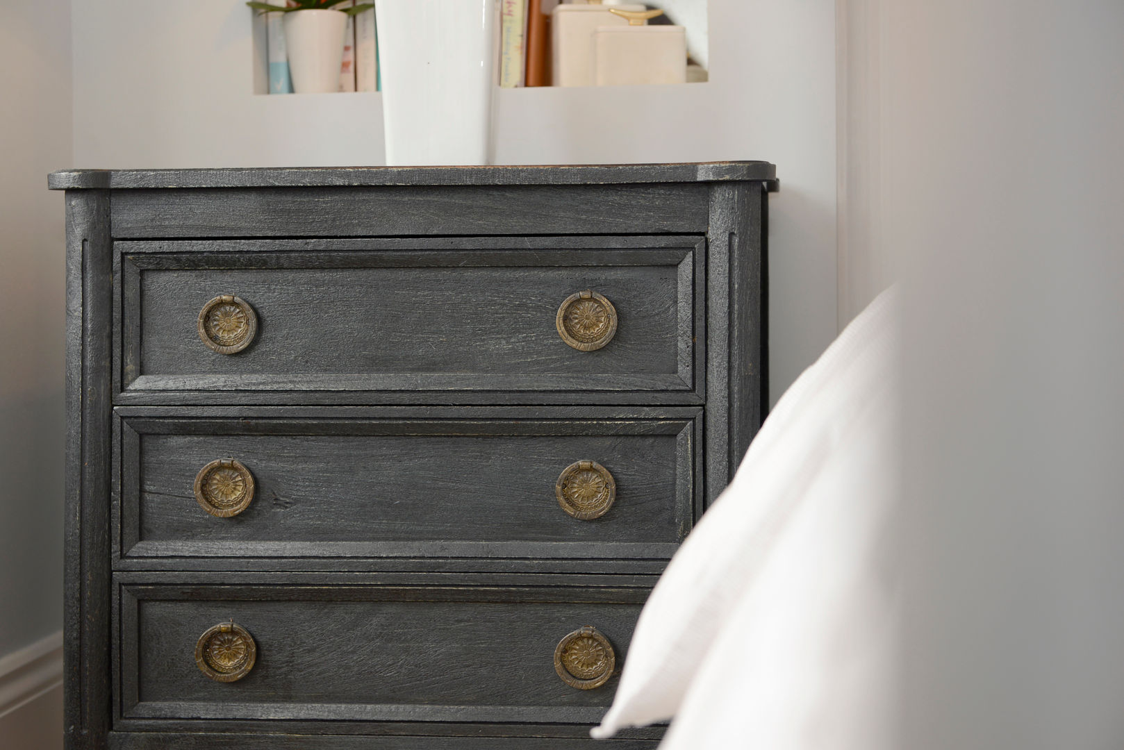 Family Home: Complete refurbishment of a Victorian Family Home in South West London, Ruth Noble Interiors Ruth Noble Interiors Classic style bedroom Bedside tables
