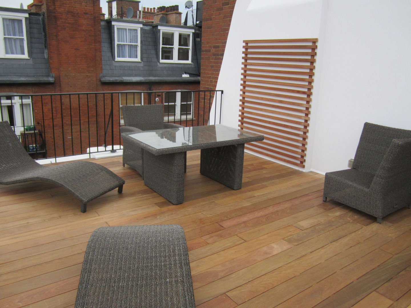 Ipe hardwood decking Greenmans Yard Balcones y terrazas modernos