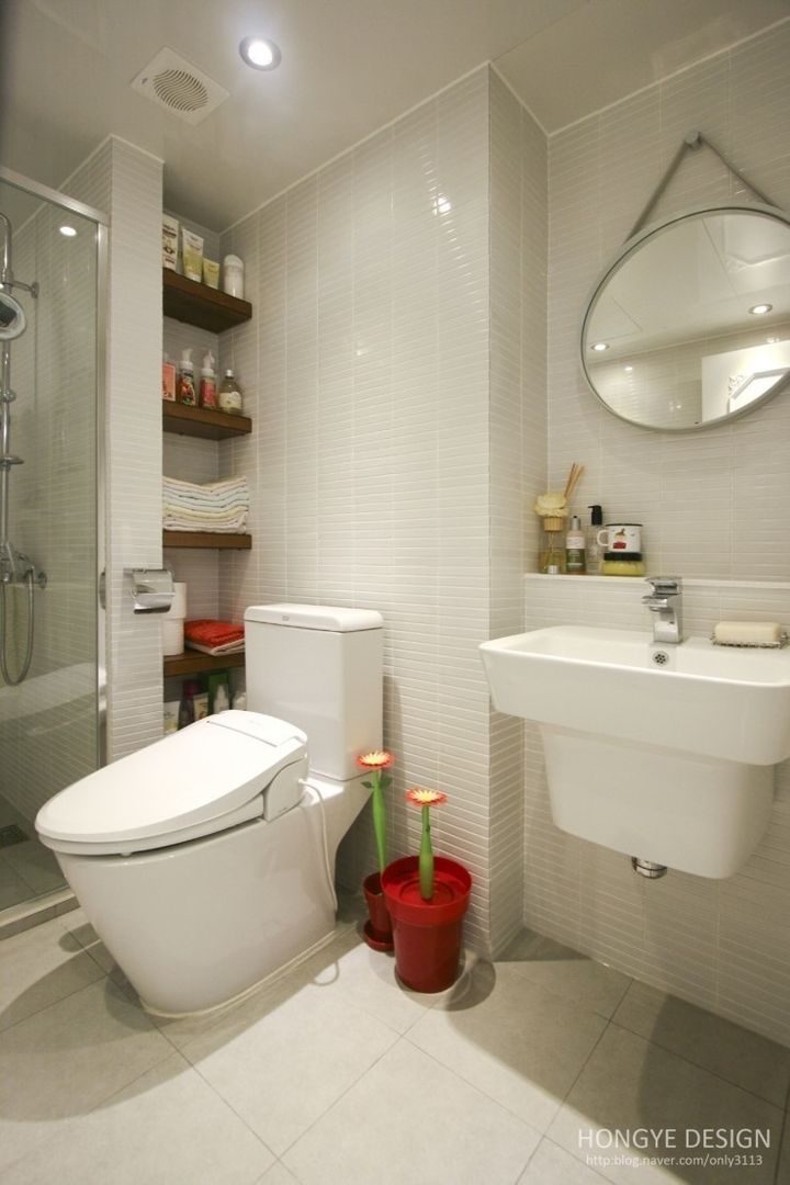 homify Modern bathroom