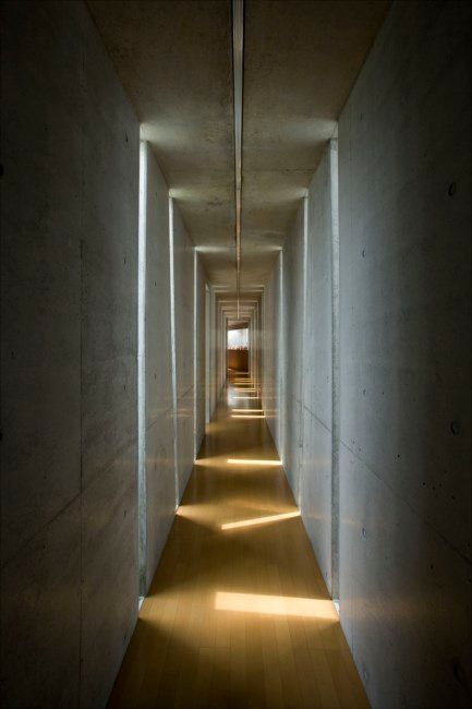 Slit House, EASTERN design office イースタン建築設計事務所 EASTERN design office イースタン建築設計事務所 Minimalist corridor, hallway & stairs