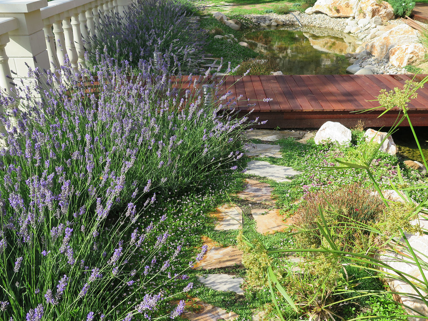 Espléndido Jardín que parece sacado de un Palacio, LANDSHAFT LANDSHAFT Mediterranean style garden