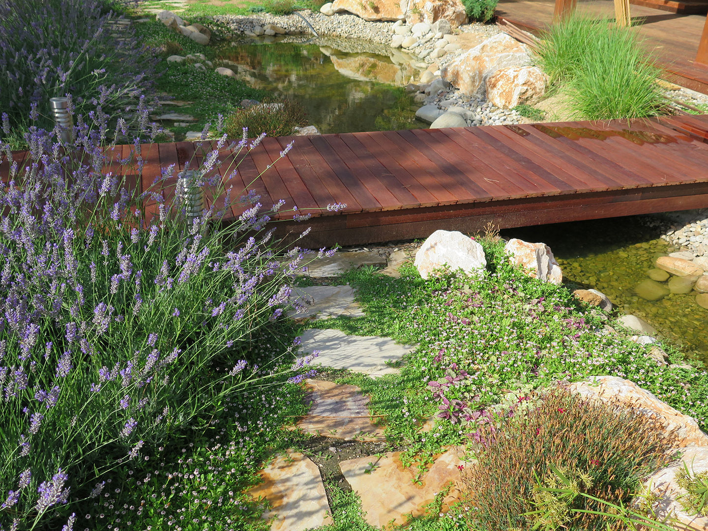 Puente de madera tropical LANDSHAFT Jardines de estilo mediterráneo