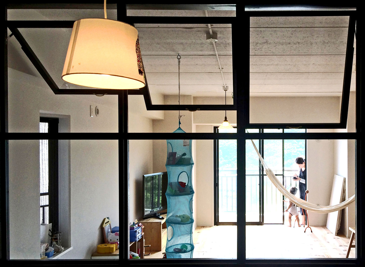 家族と共に成長する家, GRID DESIGN 株式会社 GRID DESIGN 株式会社 Puertas y ventanas escandinavas