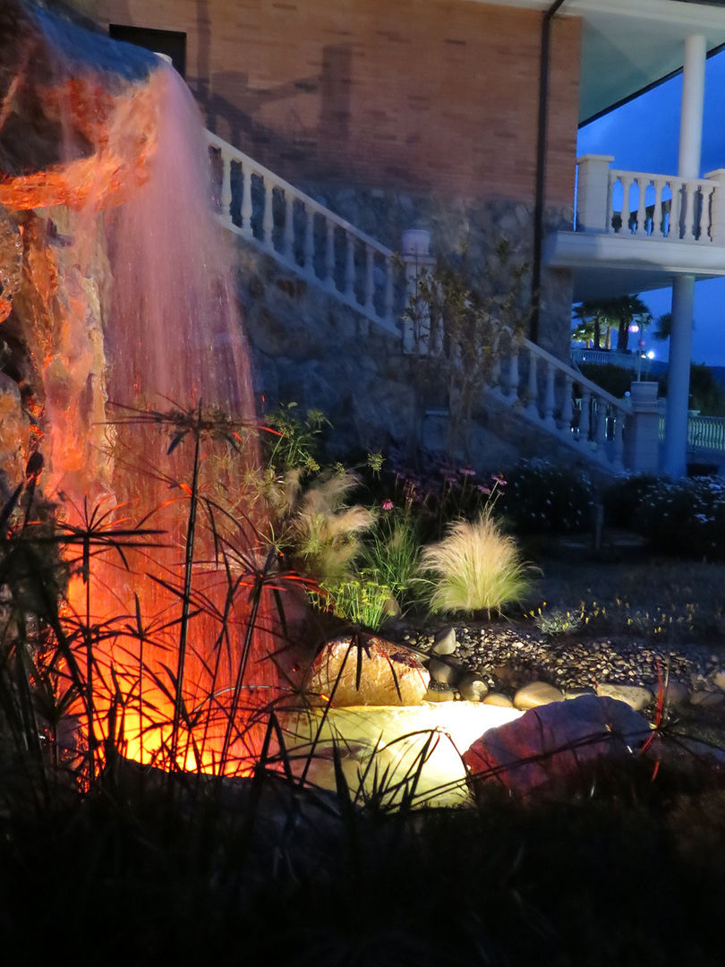 Cascada de noche LANDSHAFT Jardines de estilo mediterráneo