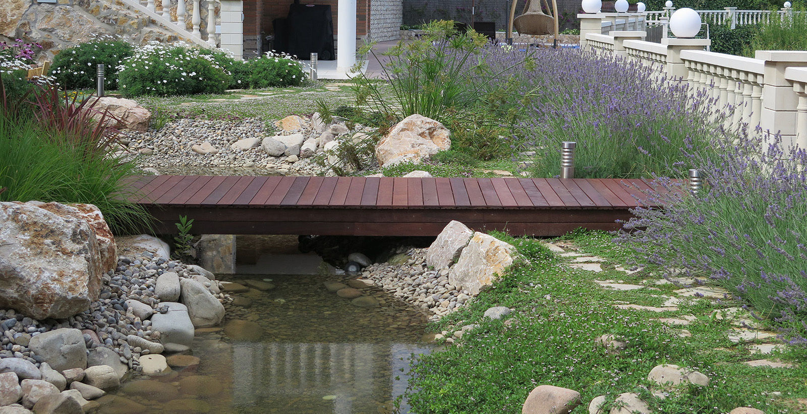 Puente de madera LANDSHAFT Jardines de estilo mediterráneo