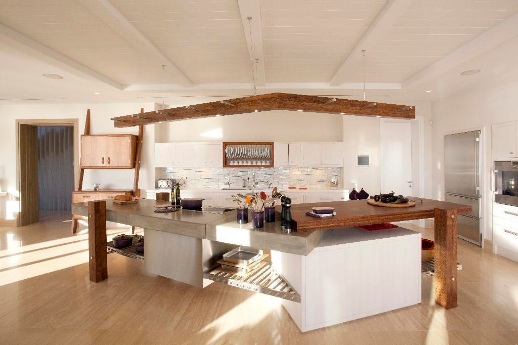 The Kitchen Island Johnny Grey 地中海デザインの キッチン キャビネット＆棚