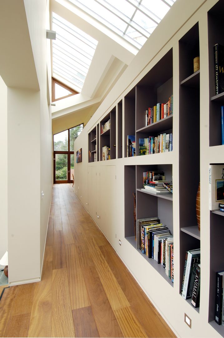 Bookcases Giles Jollands Architect الممر الحديث، المدخل و الدرج