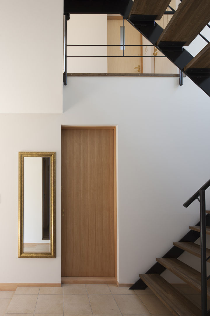 岡本の家, アトリエ・ブリコラージュ一級建築士事務所 アトリエ・ブリコラージュ一級建築士事務所 Modern corridor, hallway & stairs