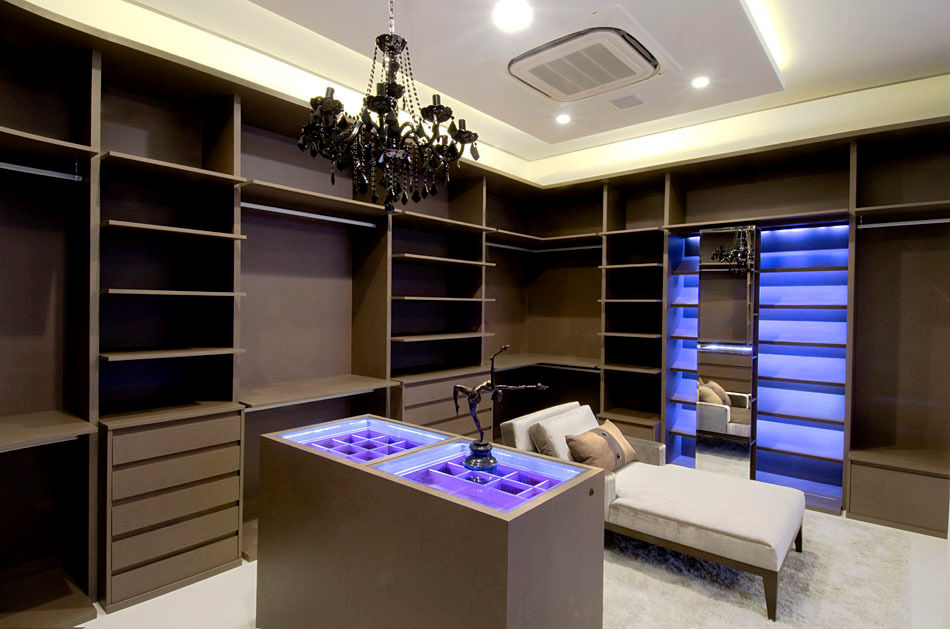A31 Residência, Canisio Beeck Arquiteto Canisio Beeck Arquiteto Eclectic style dressing rooms
