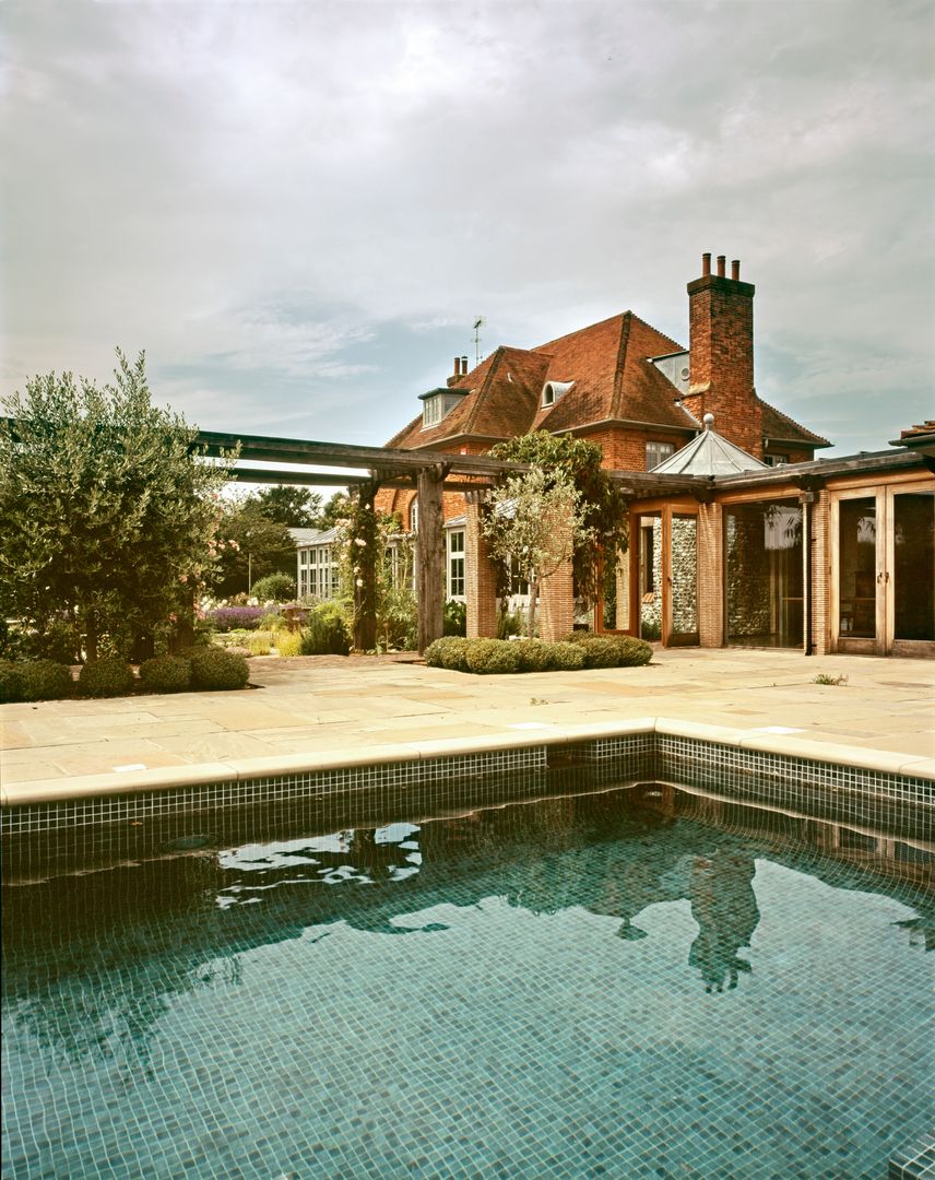 View from pool Giles Jollands Architect Casas de estilo clásico
