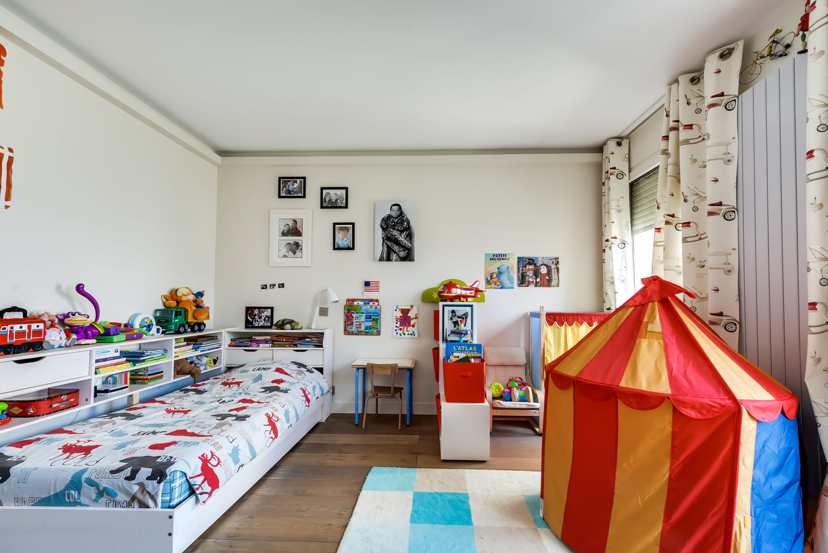 Aménagement moderne et élégant d’un spacieux appar, blackStones blackStones Dormitorios infantiles modernos