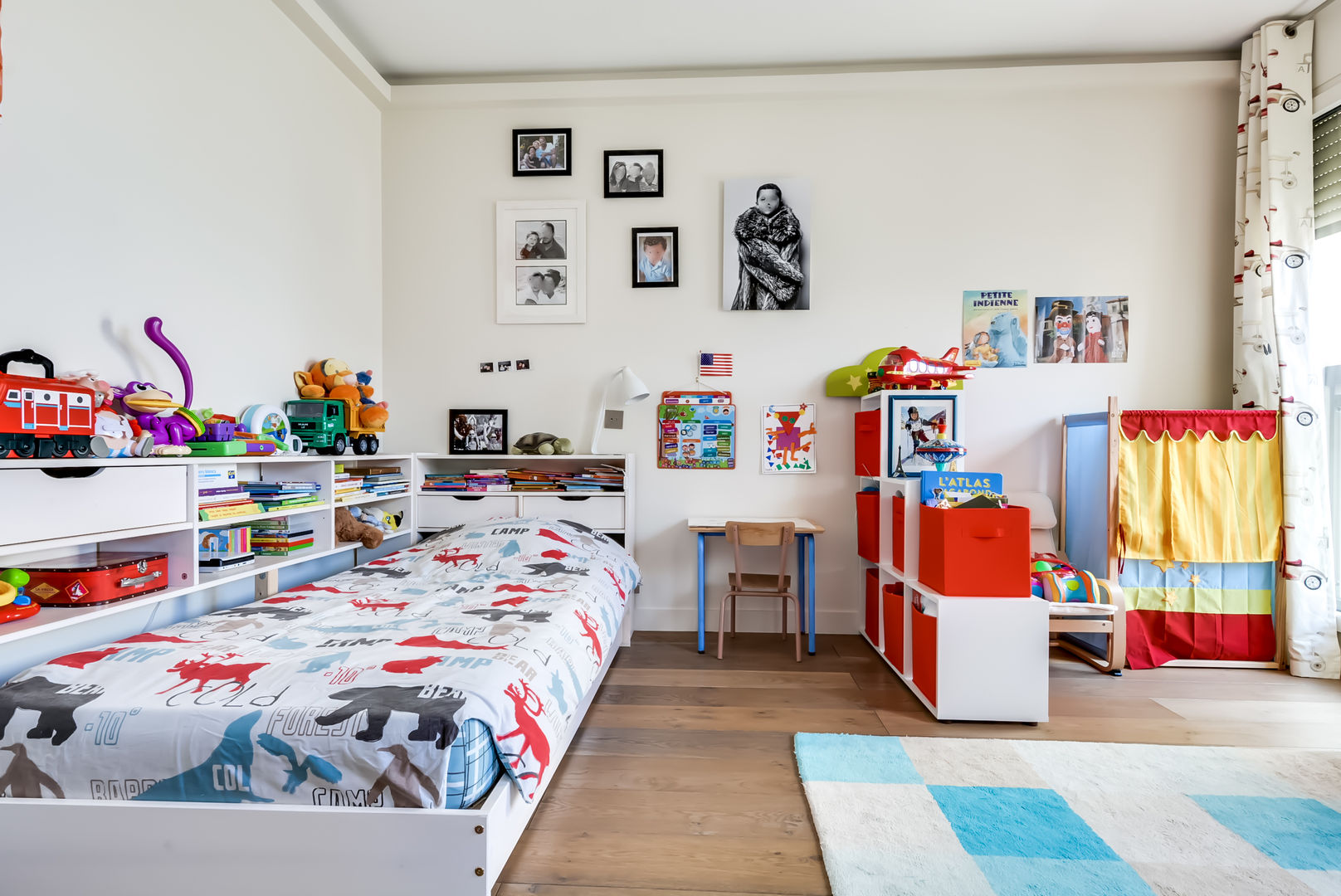 Aménagement moderne et élégant d’un spacieux appar, blackStones blackStones モダンデザインの 子供部屋