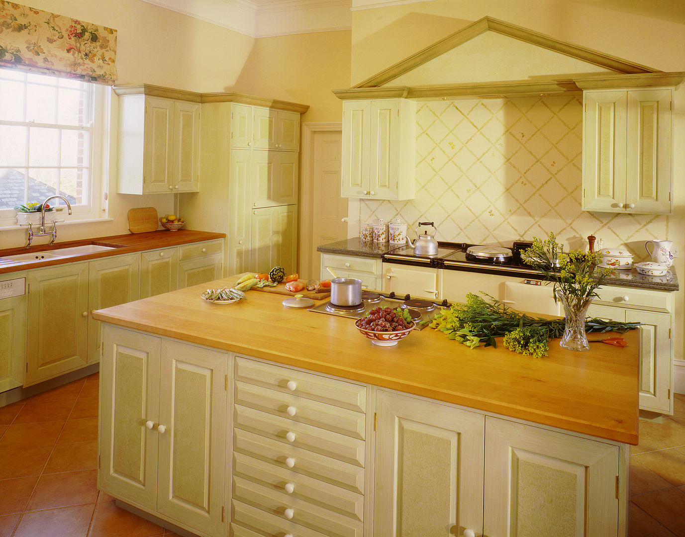Suffolk Green Painted Kitchen designed and made by Tim Wood Tim Wood Limited Klasyczna kuchnia