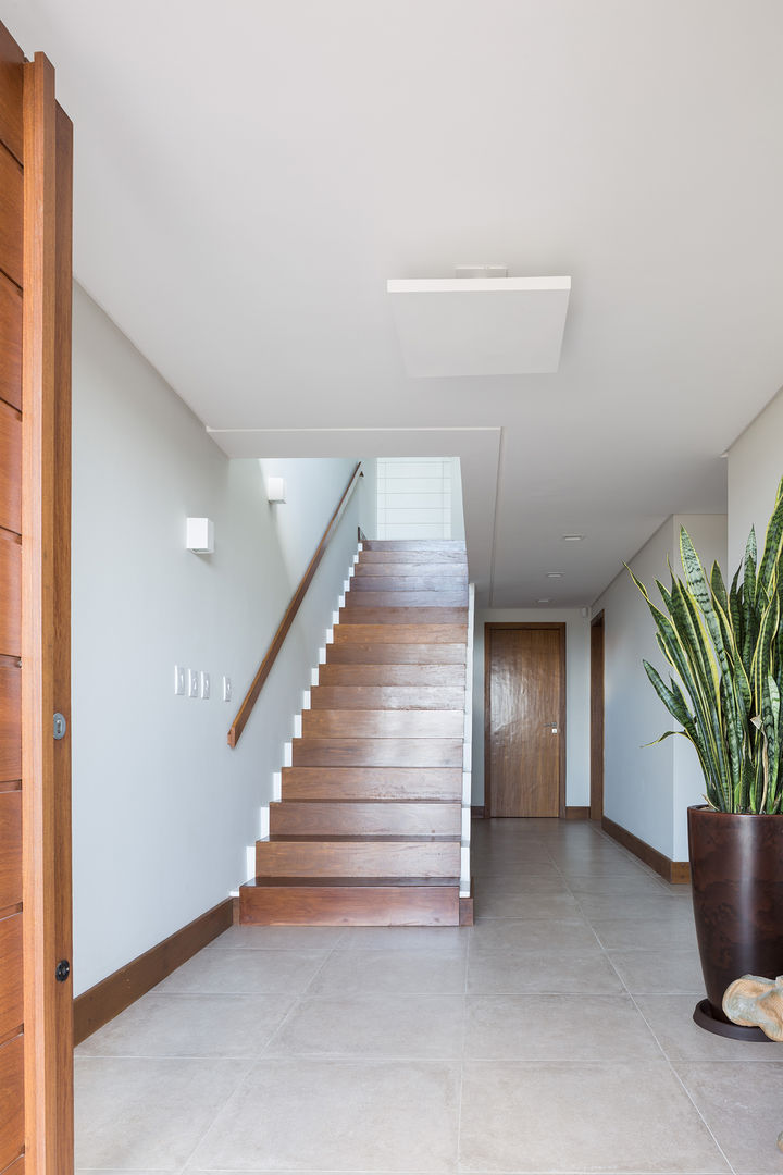 Casa Beira Mar - Seferin Arquitetura Seferin Arquitetura Corredores, halls e escadas modernos