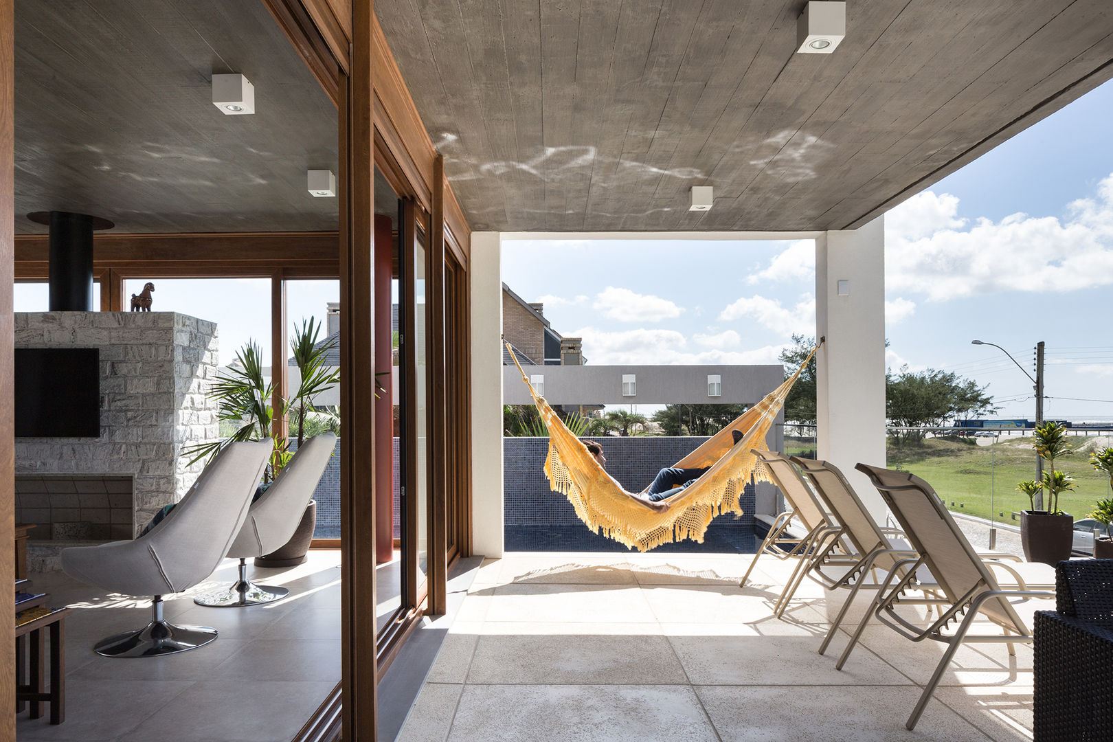 Casa Beira Mar, Seferin Arquitetura Seferin Arquitetura Modern balcony, veranda & terrace