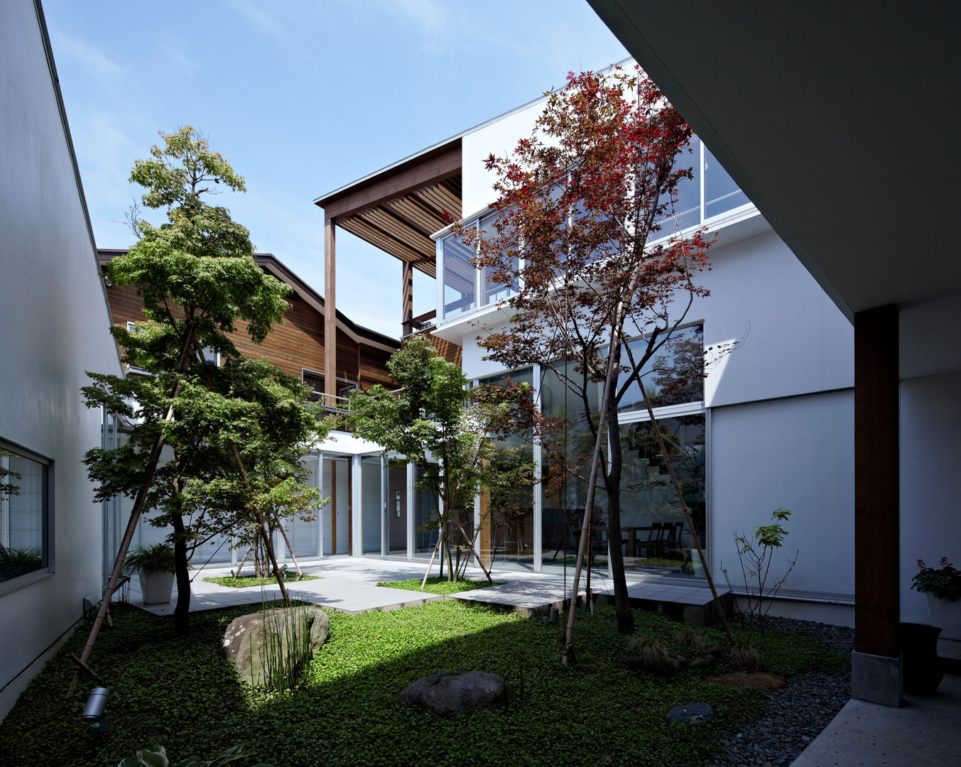 Spiral roof, 工藤宏仁建築設計事務所 工藤宏仁建築設計事務所 Jardines de estilo moderno