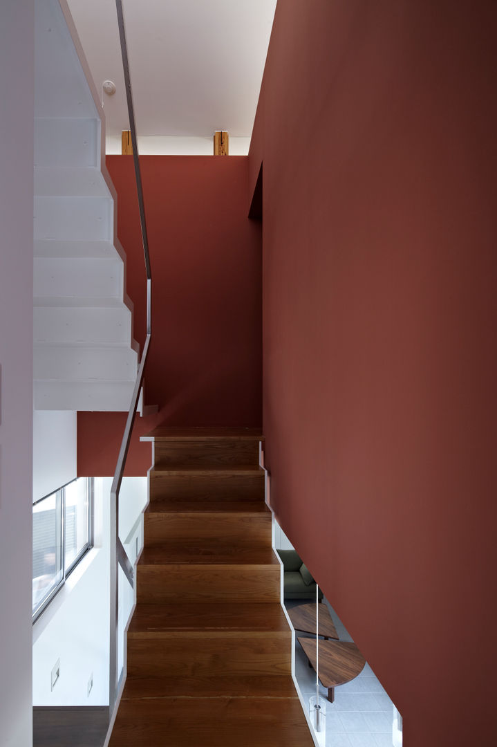 Spiral roof, 工藤宏仁建築設計事務所 工藤宏仁建築設計事務所 Modern corridor, hallway & stairs