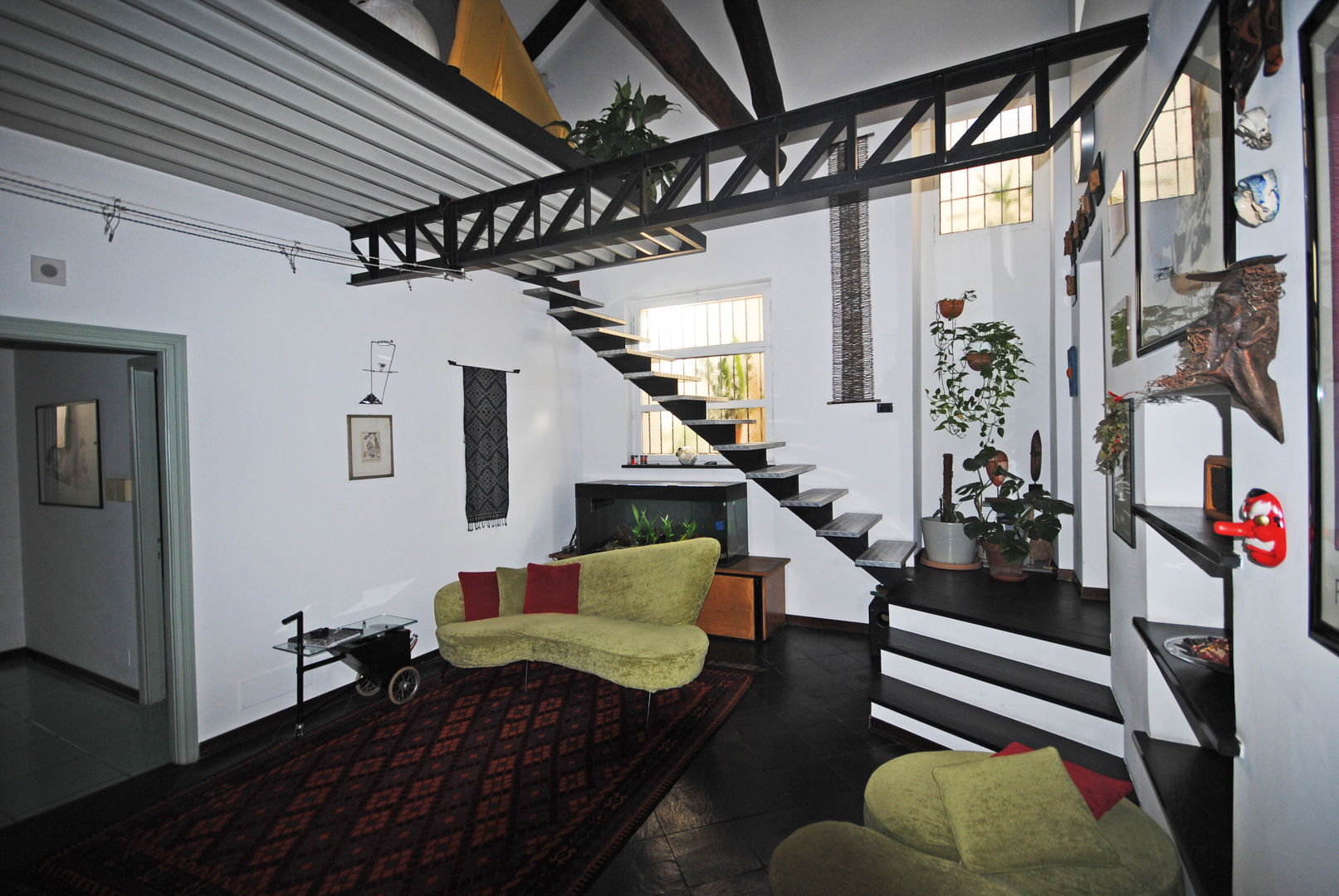 Rifunzionalizzazione di un appartamento di sottotetto in centro storico, ARCHILOCO studio associato ARCHILOCO studio associato Livings de estilo industrial