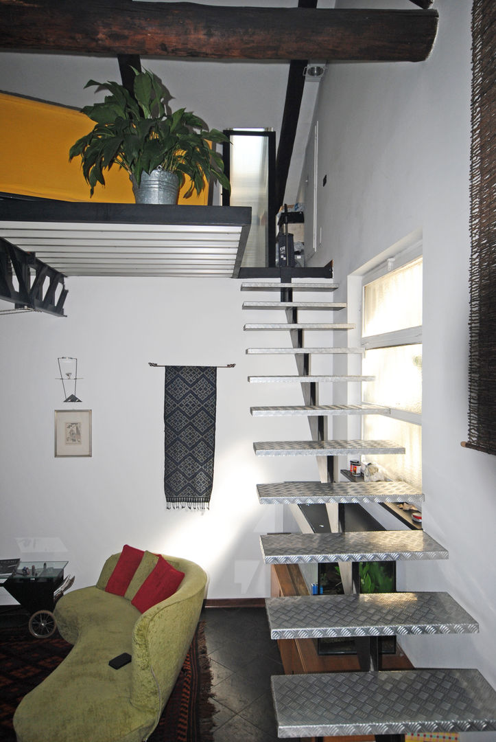 Rifunzionalizzazione di un appartamento di sottotetto in centro storico, ARCHILOCO studio associato ARCHILOCO studio associato Industrial style corridor, hallway and stairs