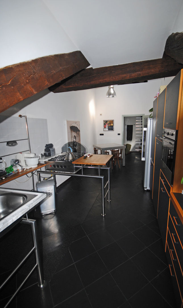 Rifunzionalizzazione di un appartamento di sottotetto in centro storico, ARCHILOCO studio associato ARCHILOCO studio associato Industrial style kitchen