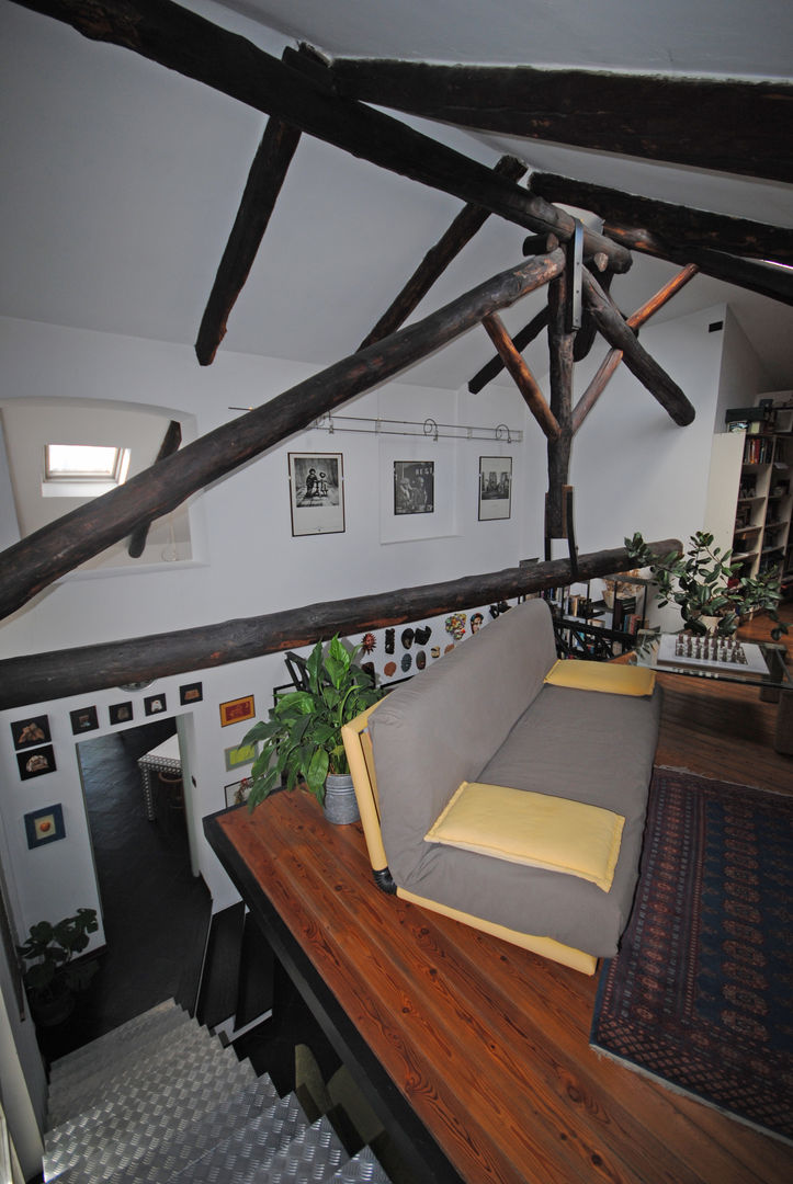 Rifunzionalizzazione di un appartamento di sottotetto in centro storico, ARCHILOCO studio associato ARCHILOCO studio associato Rustic style living room