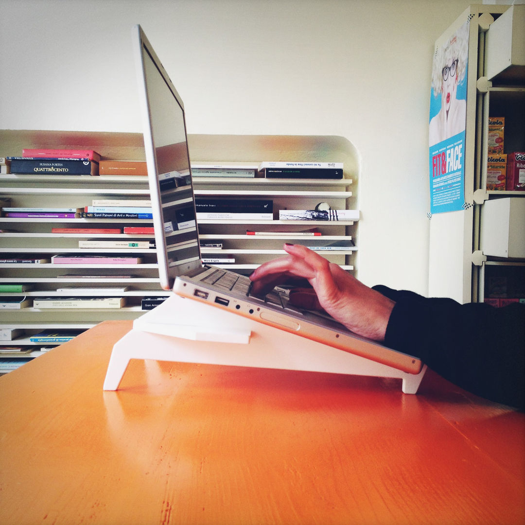 Stukk - Laptop Stand, Stukk Design Stukk Design 미니멀리스트 침실 소파 & 긴 의자