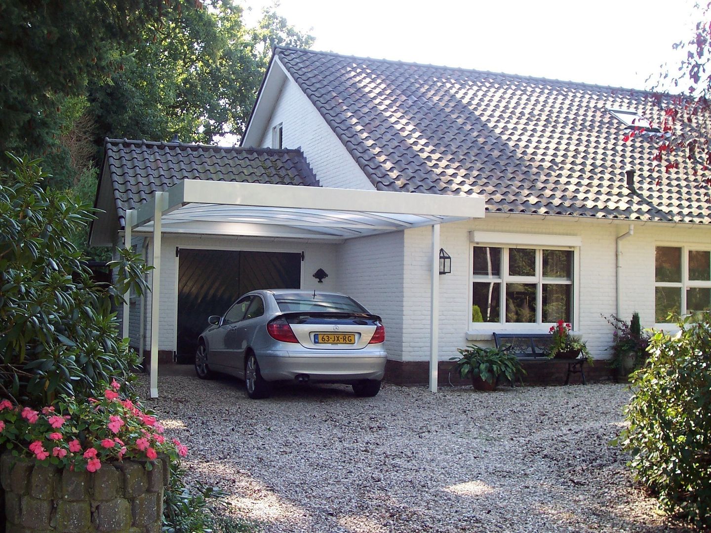 overkappingen, Carport Harderwijk Carport Harderwijk モダンデザインの ガレージ・物置