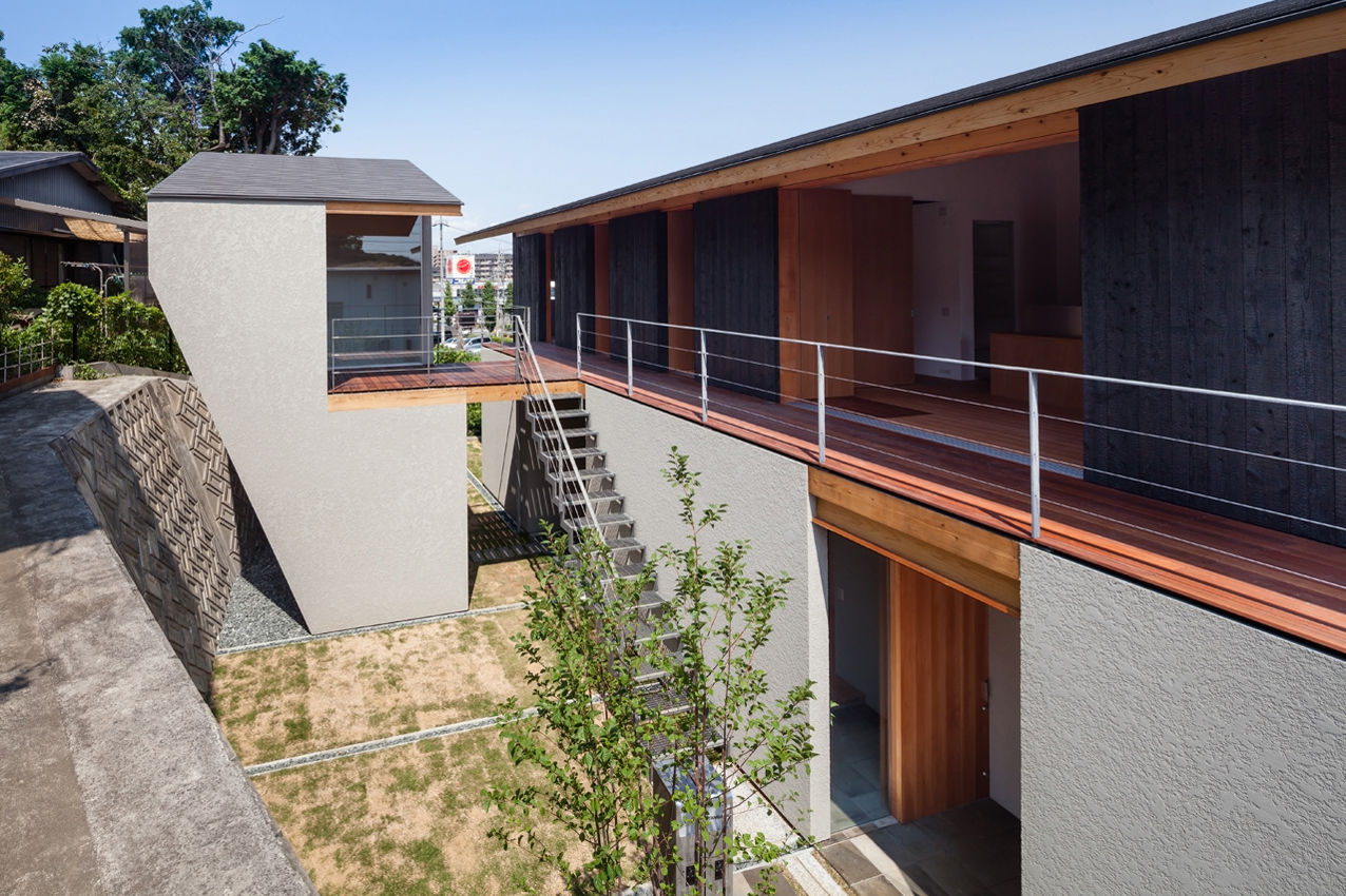 西向きの家, takasago architects takasago architects Jardines de estilo moderno