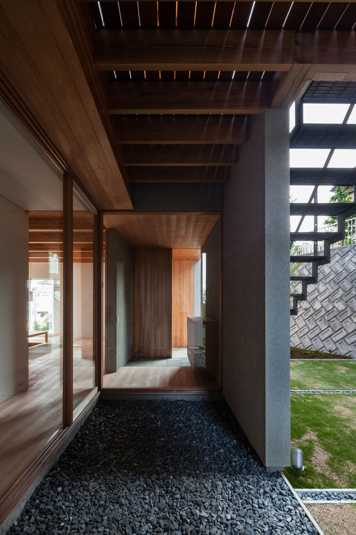 西向きの家, takasago architects takasago architects Couloir, entrée, escaliers modernes