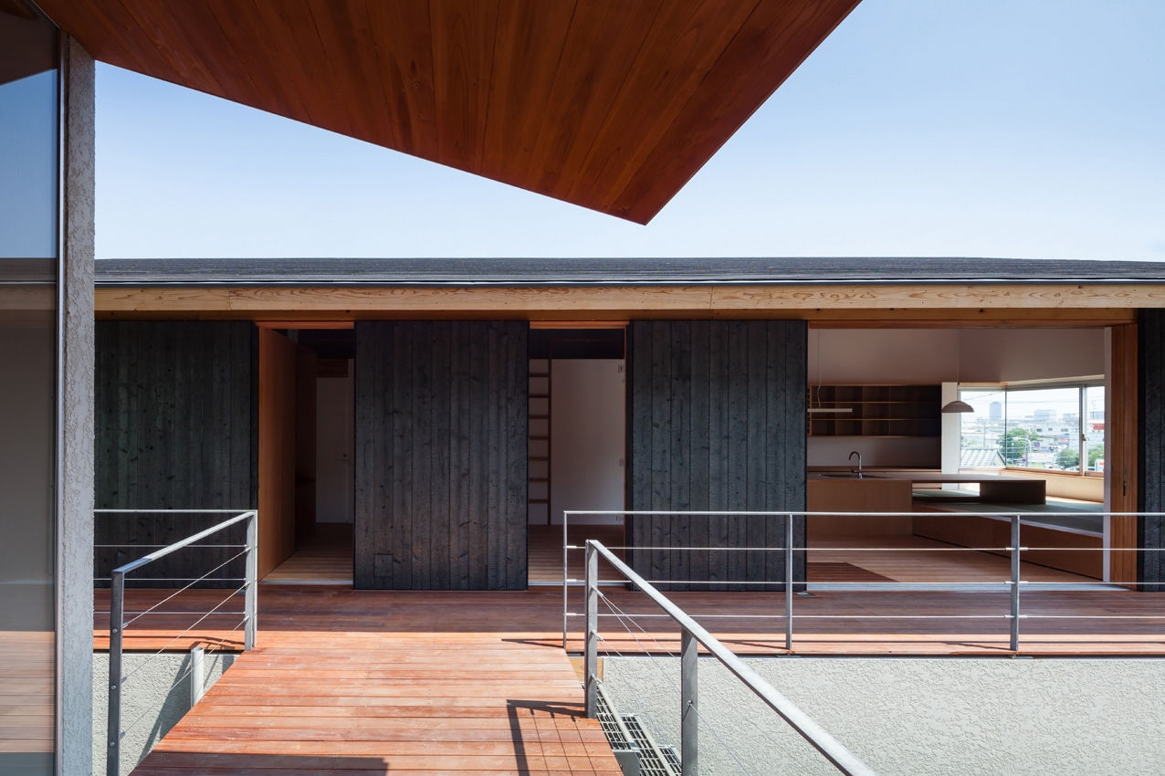 西向きの家, takasago architects takasago architects Balcon, Veranda & Terrasse modernes