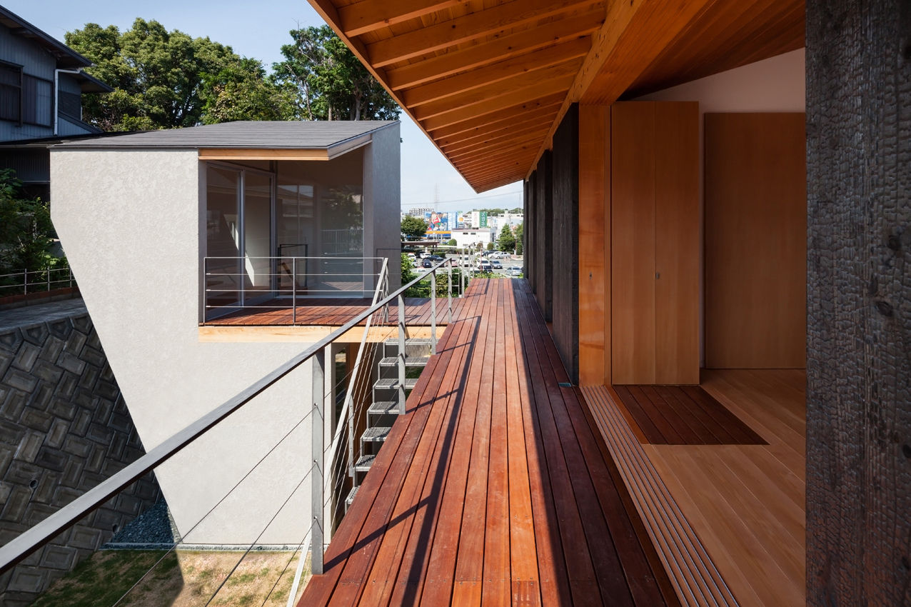西向きの家, takasago architects takasago architects Balcones y terrazas modernos