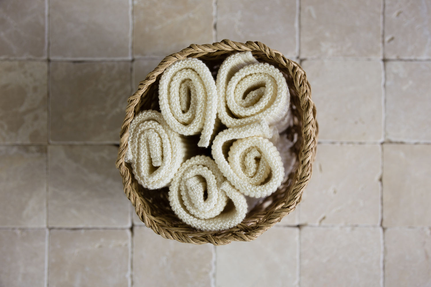 Linen Washcloths in Macrame Basket Oggetto Nowoczesna łazienka Tekstylia i akcesoria
