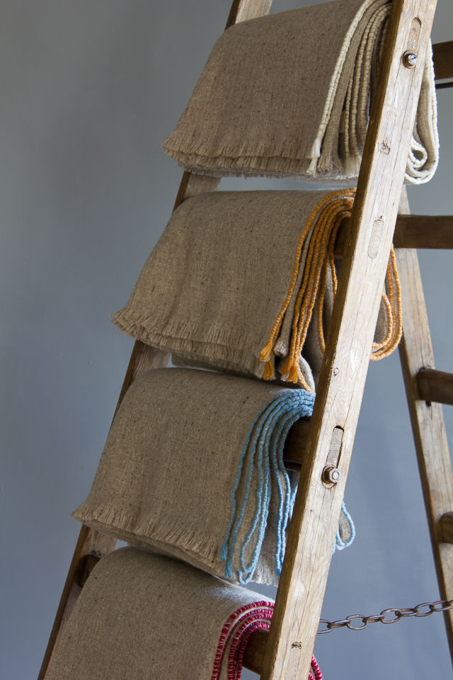 Natural Wool Throw with Coloured Edges Oggetto Dormitorios de estilo moderno Textiles