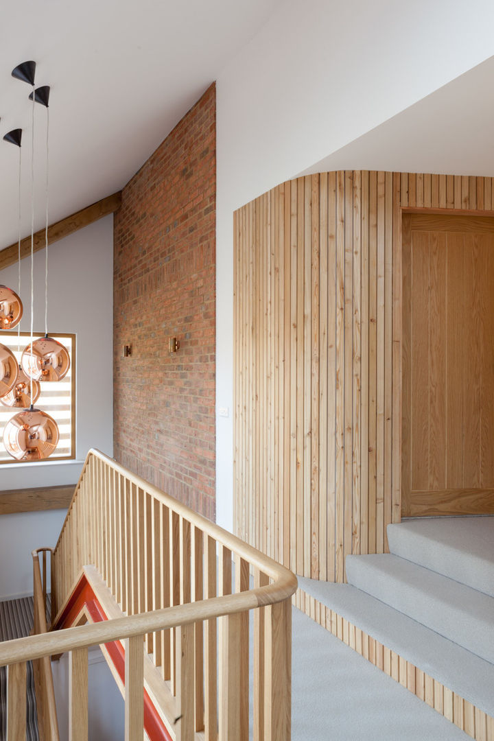 Curved larch leading to first floor bedroom A-Zero Architects Corredores, halls e escadas modernos